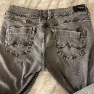 Pepe jeans  - Nu säljer jag dessa pepe jeansen eftersom det inte kmr till användning, jag är själv 170 ungefär och de passar mig i längden. Jätte bra skick❤️