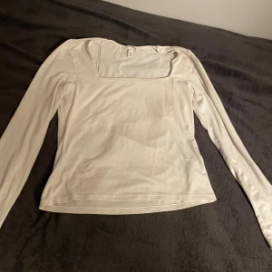 Vit tröja från H&M - Knappt använt! Den är storlek M och det finns även ett extra lager på brösten 💕💕