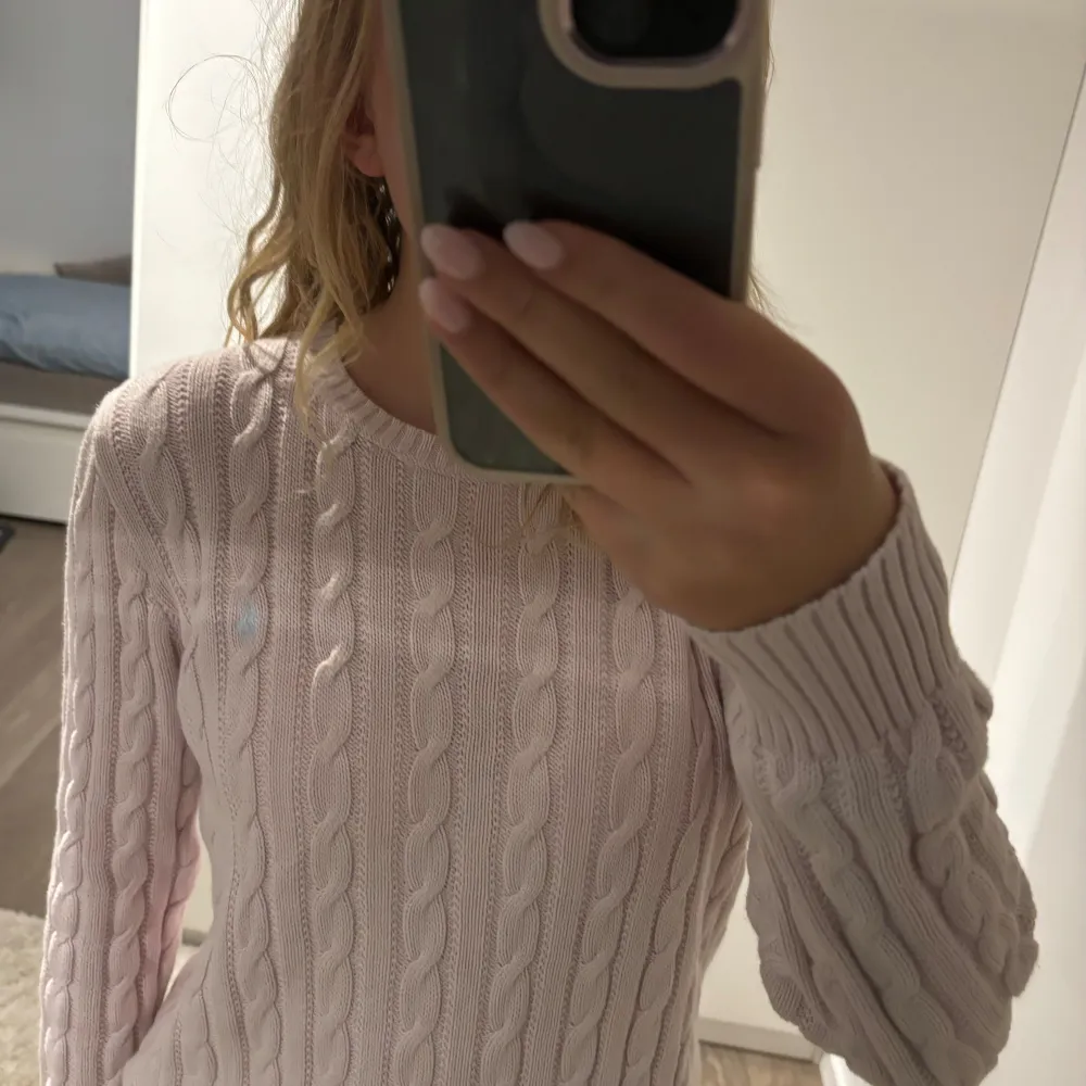 Rosa stickad tröja från Ralph lauren. Lappen är Borta men passar mig som är xs💕finns liten fläck på baksidan. Kontakta för fler bilder! pris kan diskuteras💕💕. Tröjor & Koftor.