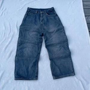 Baggy jeans - Felfria sköna baggy jeans av okänt märke.   Är 180 lång på bilden.  För mer info är de bara att fråga. :)