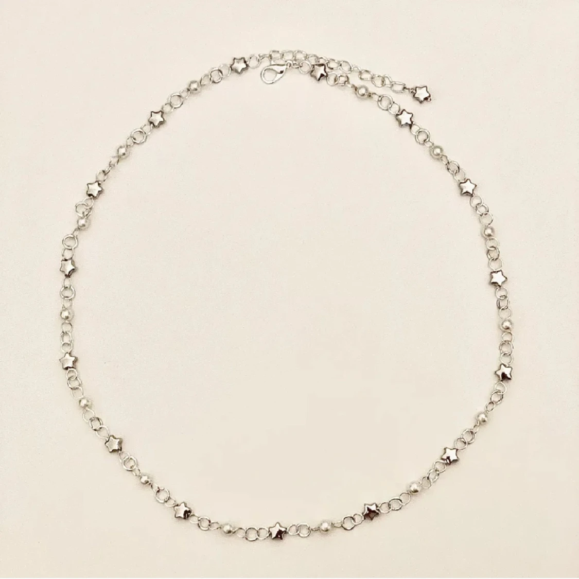 Silverfärgat halsband med stjärndetaljer