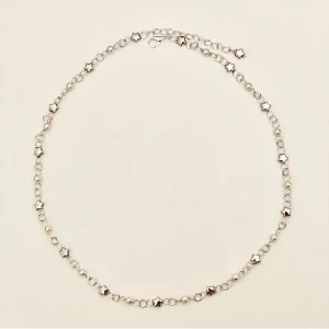 Silverfärgat halsband med stjärndetaljer - Säljer ett superfint handgjort silverfärgat halsband med små stjärnor som detaljer. Perfekt för att ge en extra touch till din outfit, oavsett om det är till vardags eller fest. Halsbandet är justerbart i längd och har en enkel karbinhake för att enkelt ta av och på.
