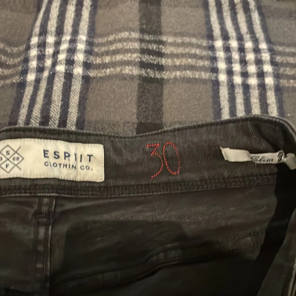 Fina jeans med häfiga detaljer, dom är i slim fit och storleken står inte men jag är 183-185cm och dom passar mig bra (se sista bilden). Skick: 8,5/10. Pris kan diskutera. . Jeans & Byxor.