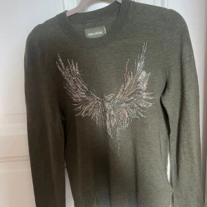 Stickad khaki grön zadigtröja - Säljer denna såååå unika och coola zadig tröjan❤️trycket på fram sidan är verkligen såå fint och gör verkligen en outfit coolare❤️100% Kashmir och knappt använd så därför är den nästan i nyskick