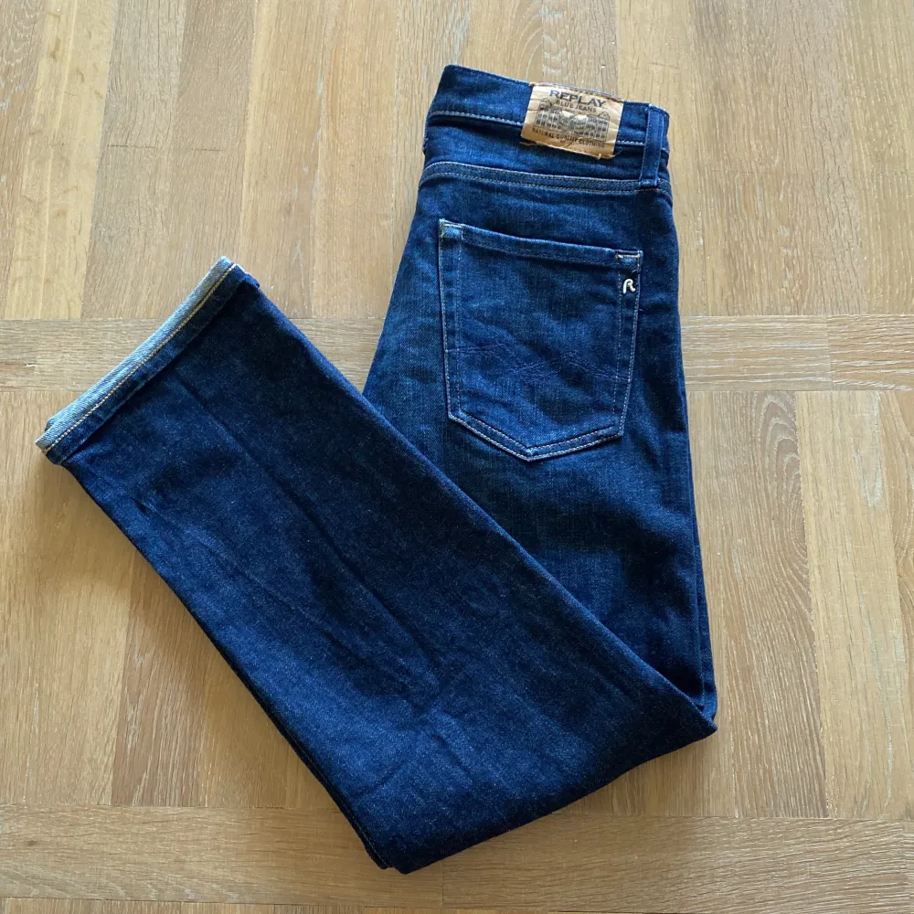 Replay thad jeans i mörkblå färg | skick: 8/10, använda 10 ggr max | storlek 12 år | nypris: 799 | pris: 299 | hör av dig vid minsta fråga eller fundering 📩. Jeans & Byxor.