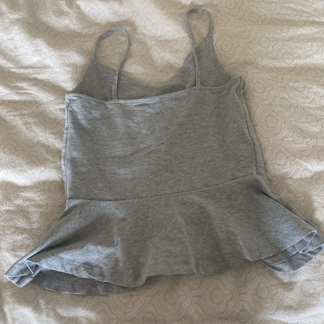Grå ärmlös topp med volang - 93