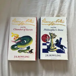 2st Harry Potter böcker på engelska, Chamber of secrets & Philosophers stone🫶🏻 De är i ok skick men inte helt perfekta vilket man kan se på bilderna