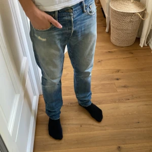 Polo Ralph Lauren Jeans - Sjukt snygga jeans från Polo Ralph Lauren i storleken W32 L32. Riktigt snygg wash med slitningar på framsidan. Passformen är slim/straight och passar mig som är 185 och väger 74kg. Hör av dig vid minsta fundering!
