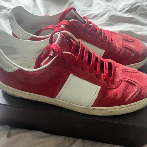 Valentino flycrew - Ett par valentino flycrews i okej skick. Går att pusta upp till bra skick. 3 nitar borta, därav priset. Box tillkommer, vid frågor eller funderingar är de bara att skriva. Pris kan sänkas