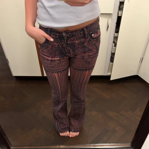 Bootcut randiga jeans - Rosa randiga midwaist as balla jeans, så snygga både till vardags och fest! Jag är 168!