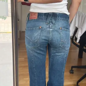 Mina favoritjeans!  Midja: 37cm  Innerbenslängd: 82cm  Jag är 174cm