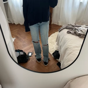 Ljusblåa jeans  - Jätte snygga jeans med hål från zara som ej kommer till användning längre 💘💘