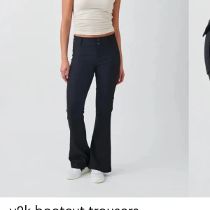 Y2K lågmidjade byxor ifrån Gina Tricot  - Hej!  Helt nya med prislapp.  Strl 36/38  Ny pris 500  För mer info skicka pm.   💗💗💗