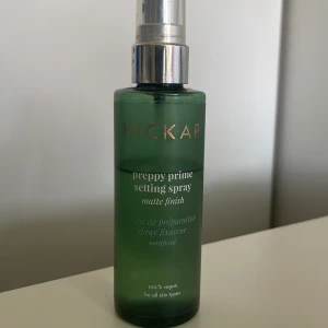 Hickap setting spray - Hickaps preppy prime setting spray - matte finish  Ungefär 1/3 använd 