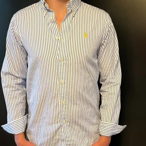 Ralph Laurent skjorta  - Tja säljer denna Ralph Laurent skjorta, skjortan är i riktigt bra skick. Ny pris på denna är runt 1500kr, mitt pris 349kr. Hör gärna av er vid funderingar