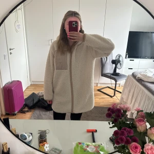 jacka - skön fleece jacka som aldrig kommit till användning så i nyskick