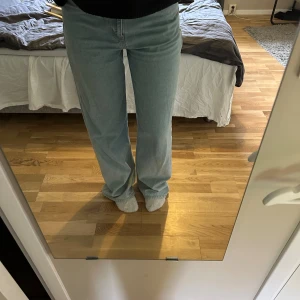 Ljusblåa jeans  - Raka ljusblåa jeans, för stor storlek för mig tyvärr 