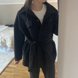 Höst kappa - Super fin höst kappa från Gina Tricot. Den är i fint skick det ända är att ”hängaren” på jackan har gått av❣️ 