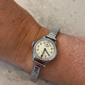 Vintage klocka  - Superfint och elegant silvrigt klocksmycke. Inget fäste, utan är ett stretchigt armband. Inget fungerande batteri 💞