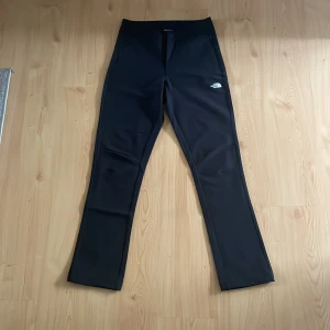 The North Face Regnbyxor - Tjenare, jag säljer mina The North Face regnbyxor eftersom jag inte använder de längre. Jag har haft de i två veckor och jag tyckte de var sköna + är de vattentäta. Det är strl S och jag köpte de för 1099kr men säljer för 549kr. Pris kan diskuteras! 