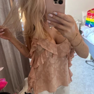 Zara topp - Säljer min jätte fina zara tröja! Använd fåtal gånger🩷🩷 