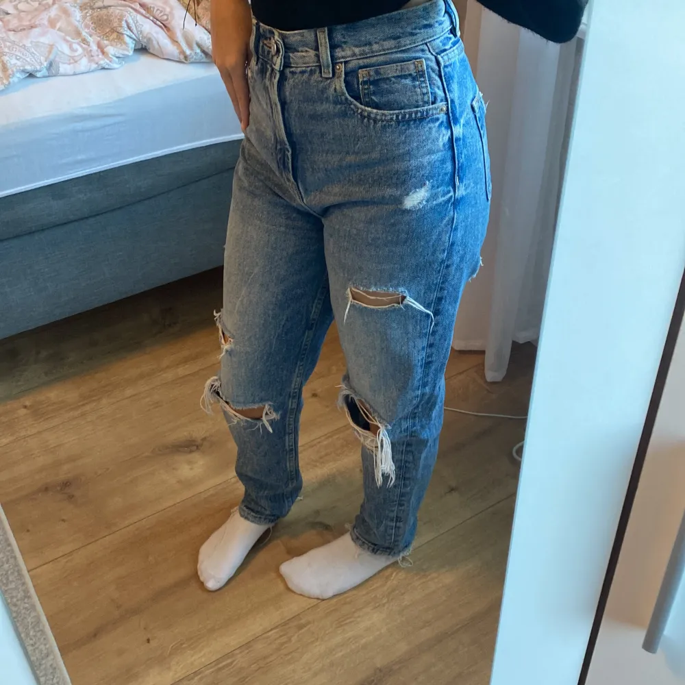 De är i bra skick. Passar perfekt vi benen, inte för långa, High waist 🩷 Stolek: xs  Färg:blå   . Jeans & Byxor.