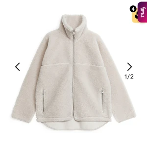 Teddy/pile jacka  - Säljer denna jättefina pilejackan då jag har för mycket jackor 🫣 den är använd men har inga som helst defekter! Nypris ca 1400, jag säljer den för 750🥰 självklart kan priset diskuteras! Hör av er vid frågor eller fler bilder så skickar jag det 🥰