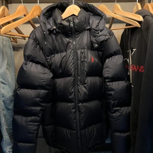 Ralph Lauren jacka - Tjena! Säljer nu min riktigt feta Ralph Lauren jacka eftersom jag söker en ny jacka till vintern. Jackan är i storlek M och passar som så, köptes för runt 3500 i butik. Riktigt varm och perfekt till vintern! Hör av er vid frågor och liknande// Emil 😁