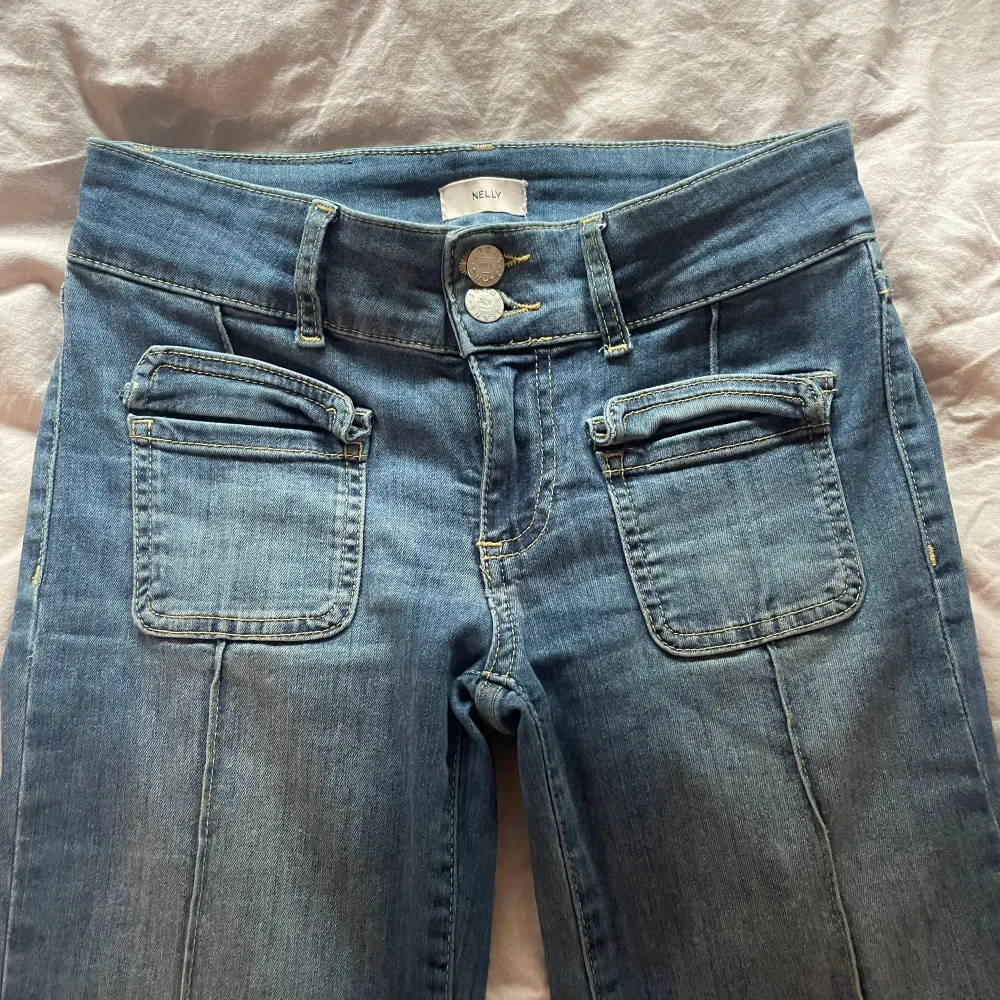 Jeansen är i storlek 34 och är för korta för mig som är 177/178. Dem är i ett fint skick och använd fåtal gånger. Köparen står för frakt.. Jeans & Byxor.