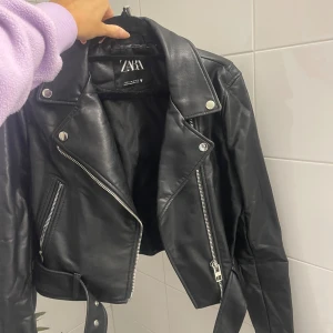 Skinnjacka från ZARA - Skinnjacka från ZARA, Storlek S. Fint skick!