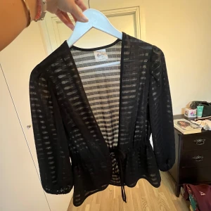 Genomskinlig kofta - Säljer denna ”kofta” perfekt till fest eller vardags💕passar en xs/s men står ingen storlek🫶🏼 frakt tillkommer