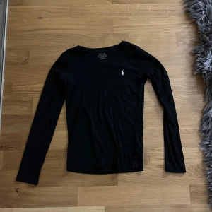 Svart långärmad tröja från Ralph Lauren - Säljer en stilren svart långärmad tröja från Ralph Lauren. nypris är runt 700