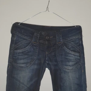 Lågmidjade pepe jeans  - Väldigt lågmidjade jeans från märket pepe. Utsvängda/straight och stl S