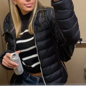 Jacka - Säljer denna jacka som funkar för alla väder! Skicka PM för fler bilder.🤍