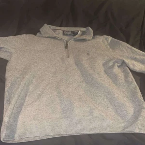 Ralph lauren polo half zip - Ralph lauren half zip nästan helt ny skick 9/10 inga defekter eller nånting äkta såkaklart säljer pga att den är för liten hör av er vid funderingar