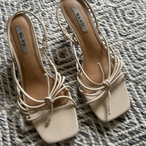 Beiga klackskor  - Superfina klackskor från Nelly🥰