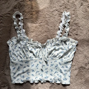 Blommigt linne  - Linne i kort modell med blått blommigt mönster.