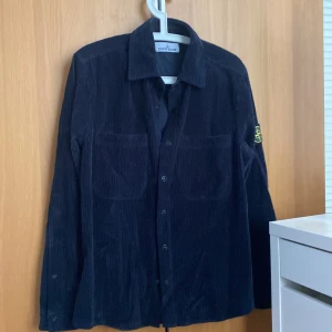Skön sommar jacka/overshirt - Stone island overshirt sammet mörkblå/svart  - Använd 5 gånger så den är i 10/10 skick och fick denna i present och den är köpt från nk för cirka 4-5 tusen, inte helt hundra då det var en födelsedags pressent jag aldrig riktigt använt.