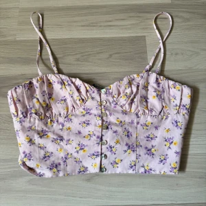Söt blommig topp från Zara! - En söt blommig topp från Zara💐 Aldrig använd🫶 Skriv till mig om fler bilder önskas, snabb affär uppskattas!💖