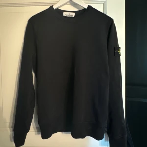 Stone Island sweatshirt - Stone Island Sweatshirt compass patch svart i storlek S. Nypris är 2999kr. Mitt pris 600kr.  Tröjan är i bra skick.