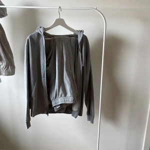 Nike tracksuit - En nike tracksuit som jag säljer då den inte kommer till användning, tröjan är i storlek xs och byxorna är storlek S