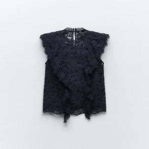 Zara blus - Säljer denna superfina spets blusen ifrån Zara🩷 Storlek - xs Använd fåtal gånger!  Tveka inte på att skriva privat om du har frågor🥰