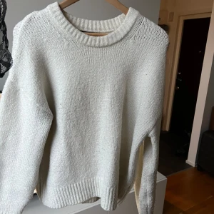 stickad - vit stickad från bikbok i fint skick dock lite nopprig men perfekt nu till hösten🍂 storlek M men rätt liten i storleken🤍