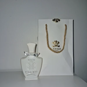 Creed love in white - En ny creed parfym 75 ml 70 ml kvar. En väldigt fin och ljuvligt doft för kvinnor. Nytt pris 3000kr