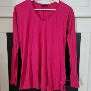 Strl XS Långärmad tröja från Me&I. Välanvänd men fortfarande fin. Ytludd och ljusare än ny. Lite dovare rosa än bilderna visar. Bomull/modal.