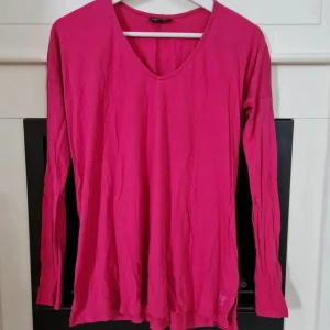 Långärmad rosa topp Me&I strl XS - Strl XS Långärmad tröja från Me&I. Välanvänd men fortfarande fin. Ytludd och ljusare än ny. Lite dovare rosa än bilderna visar. Bomull/modal.