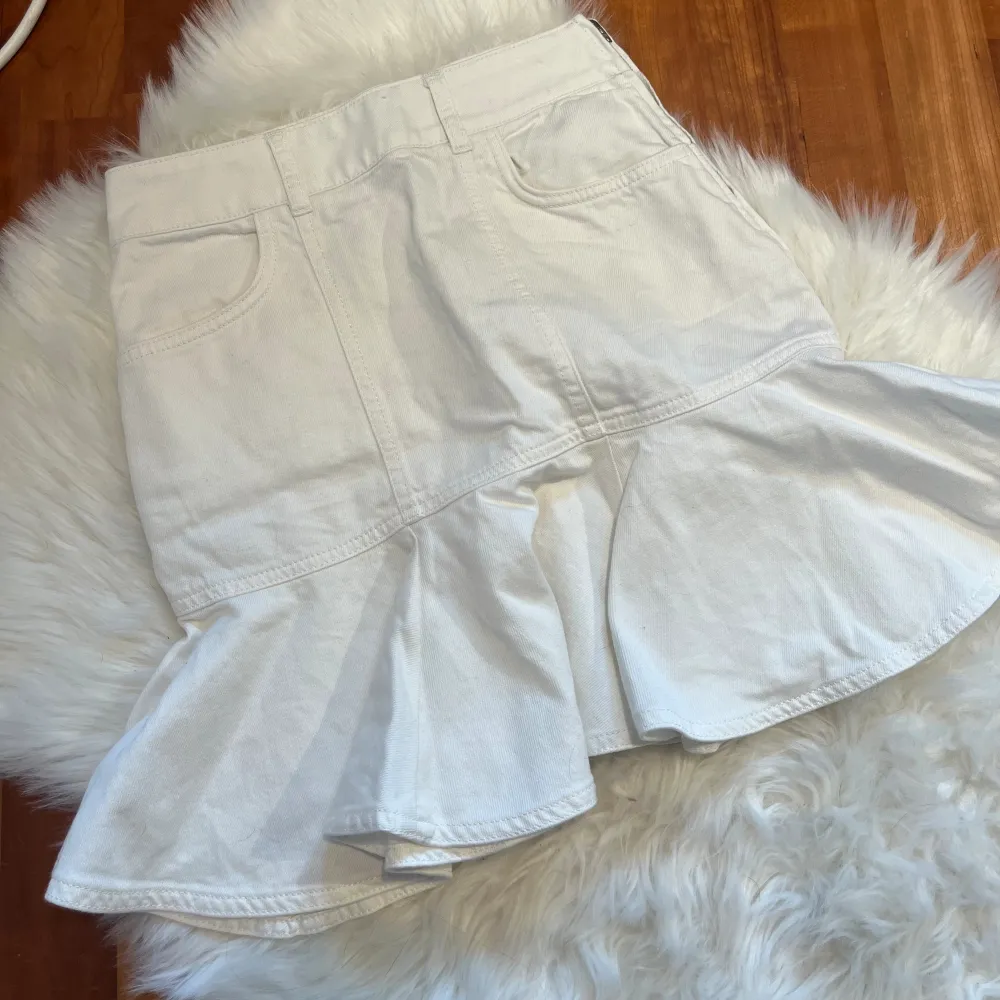 så söt vit jeans kjol med volang!! 💕 aldrig använt, därmed jätte fint skick 💕! . Kjolar.