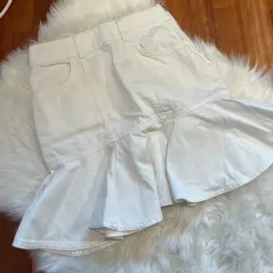så söt vit jeans kjol med volang!! 💕 aldrig använt, därmed jätte fint skick 💕! 