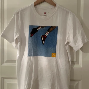 Nike Jordan T-shirt, strl. S  - Snygg kortärmad tröja.  Jordan strl. S  Vit i mycket fint skick (knappt använd).  Pris 150 kr. 