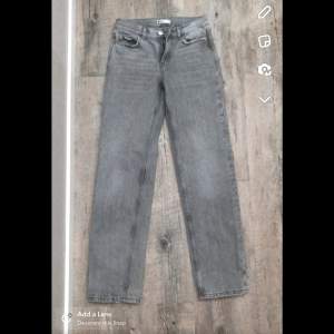 Gråa low/mid waist jeans från Gina. Köpta på plick men säljer vidare då dom var försmå för mig💕